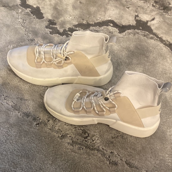 Alo sneakers - Picture 2 of 9